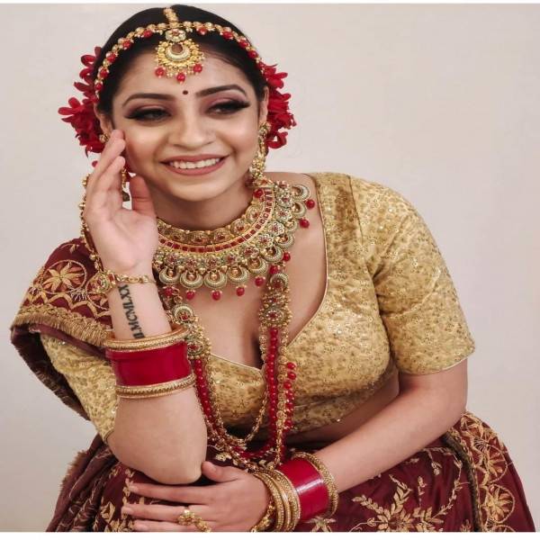 Red and gold jewellery set on rent